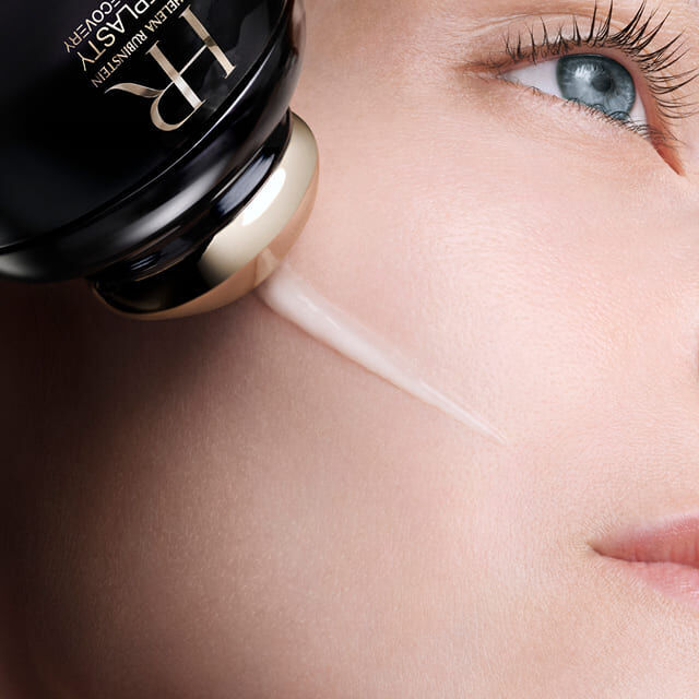 Helena Rubinstein Replasty Eye & Face Contour Concentrate aangebracht op het gezicht van een vrouw, nabij de oogzone.