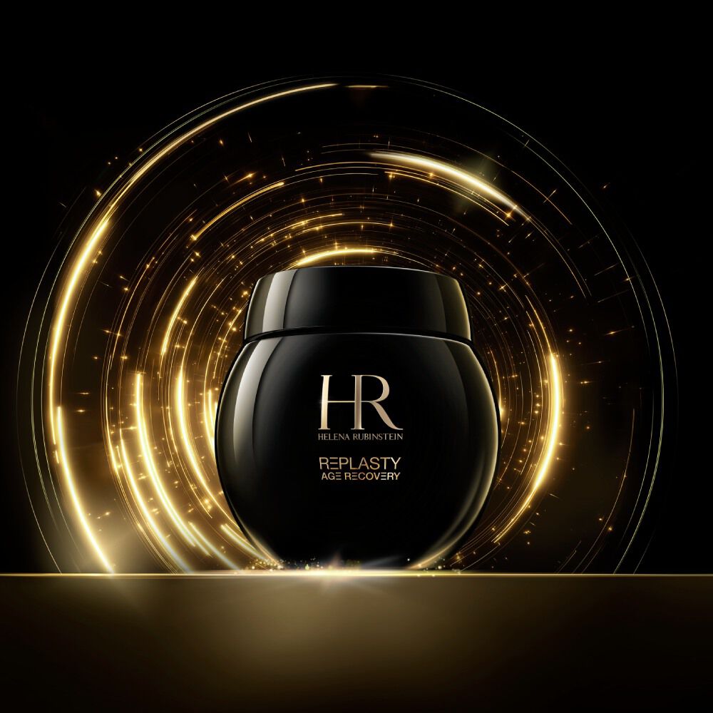 Een enkele zwarte Helena Rubinstein Re-Plasty Age Recovery cremepot, geaccentueerd door gouden lichtsporen op een donkere achtergrond.