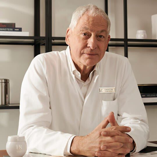 Dr. Michel E. Pfulg, verbonden aan Helena Rubinstein REPLASTY, in een professionele setting.