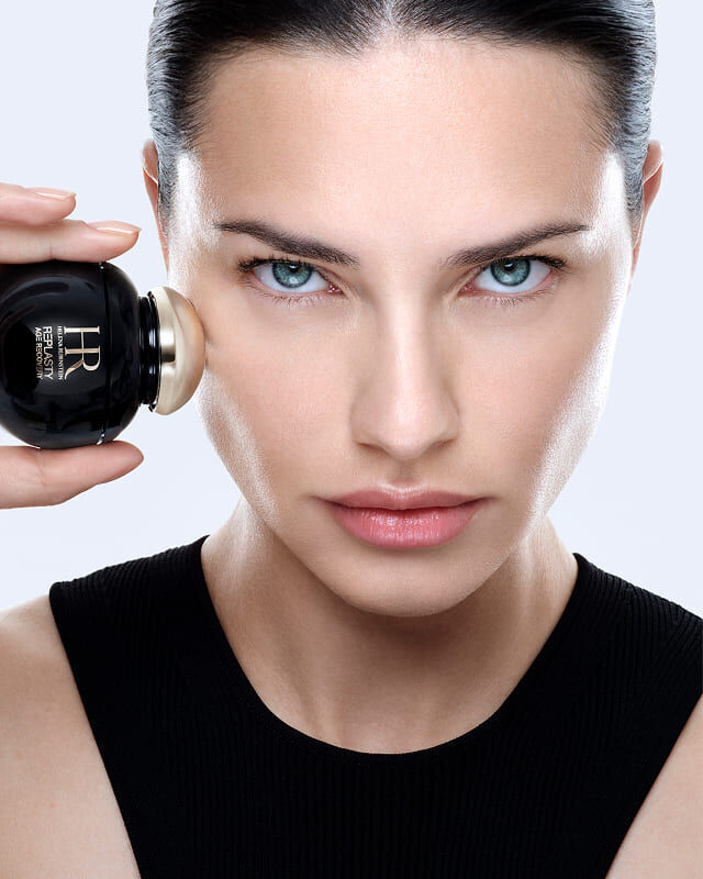 Adriana Lima brengt Helena Rubinstein REPLASTY Age Recovery aan met haar gouden applicator.