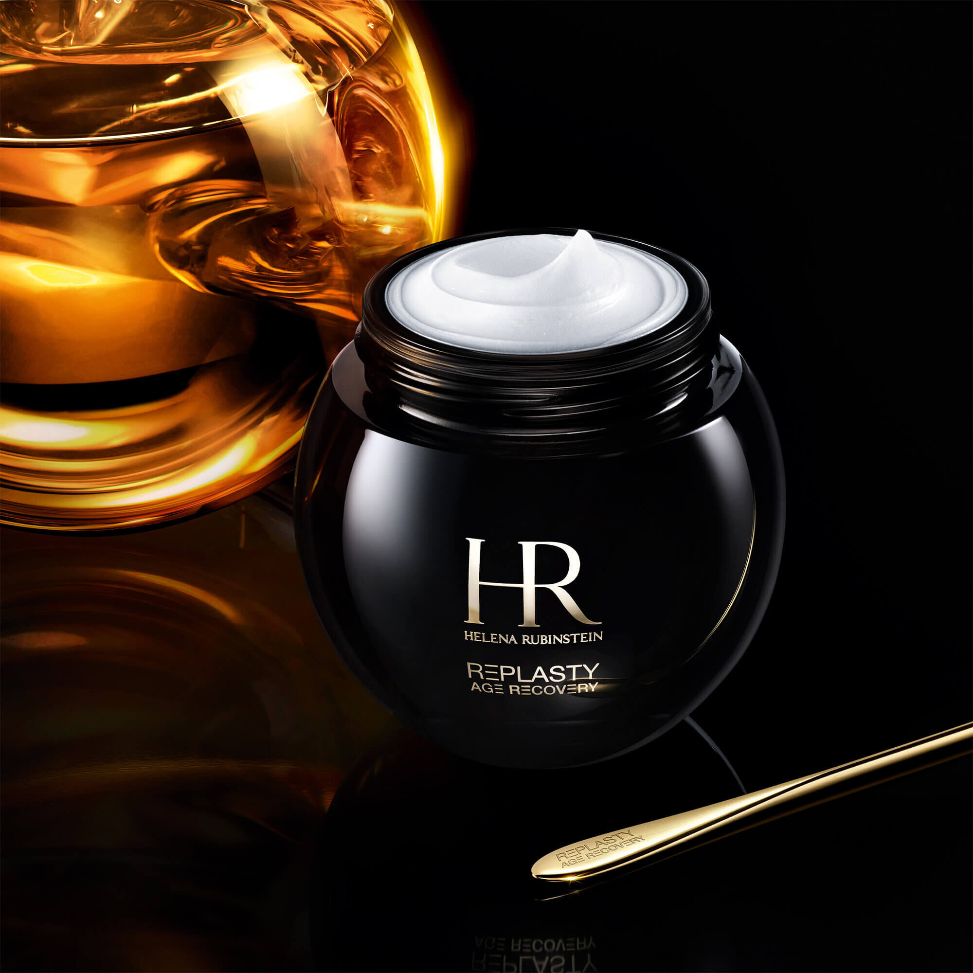 Open potje Helena Rubinstein Replasty Age Recovery Night 30PX creme met een gouden molecuul op een zwarte achtergrond