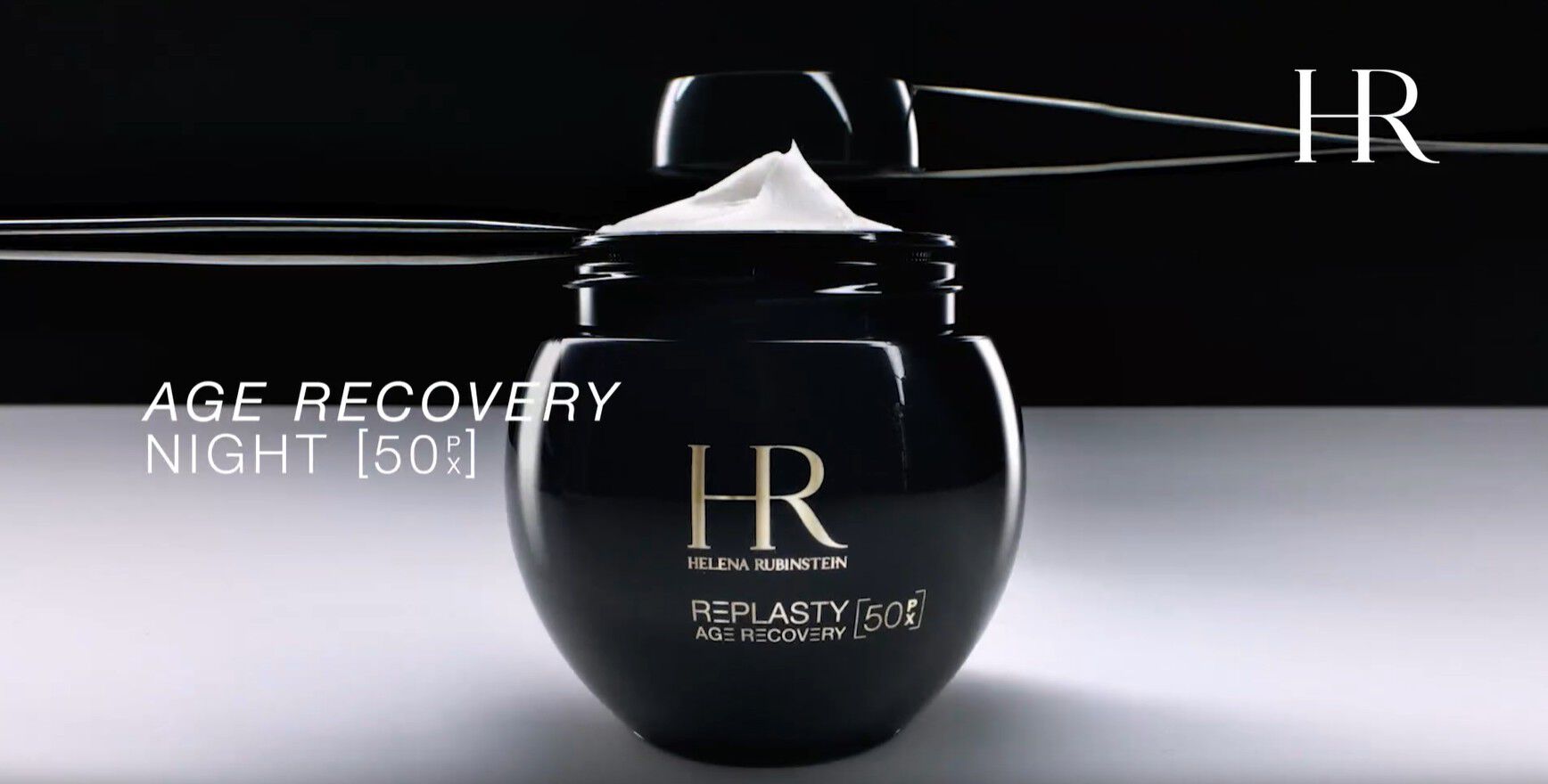 Video du nouveau pot rechargeable Helena Rubinstein Re-Plasty Age Recovery [50PX], ouvert avec la creme visible a l'interieur, presente sur un fond sombre.​