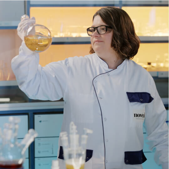 Scientifique formulant le Pro-Xylane™ en laboratoire pour l innovation Helena Rubinstein Re-Plasty.