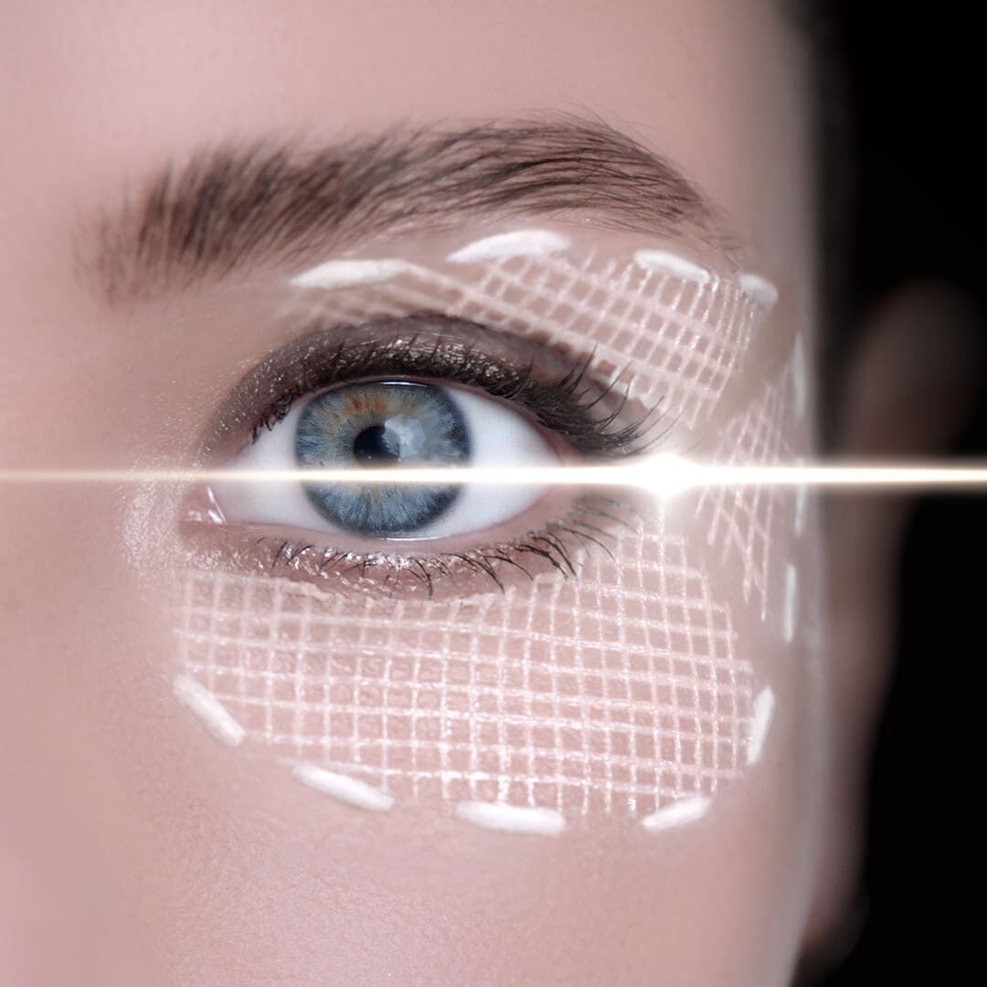 Macro-opname van het oog van een model voor Helena Rubinstein, met een futuristische "bandage" textuuroverlay en een laserachtige straal om de precisie van de Replasty Age Recovery Oogverzorging bij het hercontureren van de oogcontouren te demonstreren.