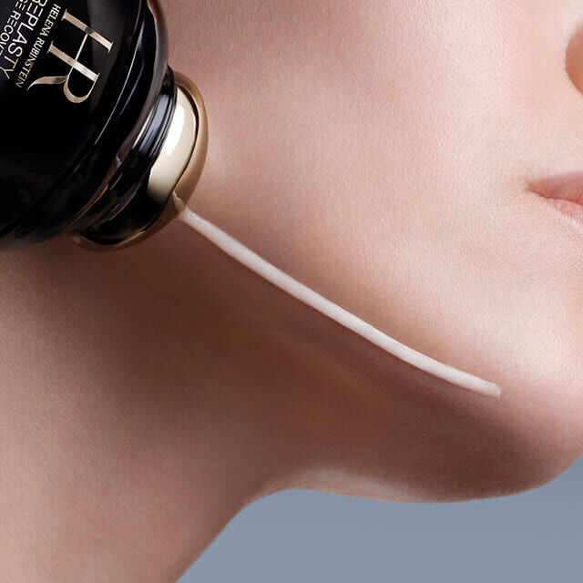 Helena Rubinstein Replasty Eye & Face Contour Concentrate-applicator die creme aanbrengt op de wang van een vrouw.