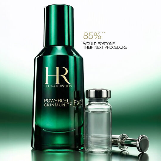 Flacon de serum Powercell Skinmunity [EXO] accompagne d un flacon clinique, indiquant que 85 % des utilisateurs repousseraient une intervention esthetique.