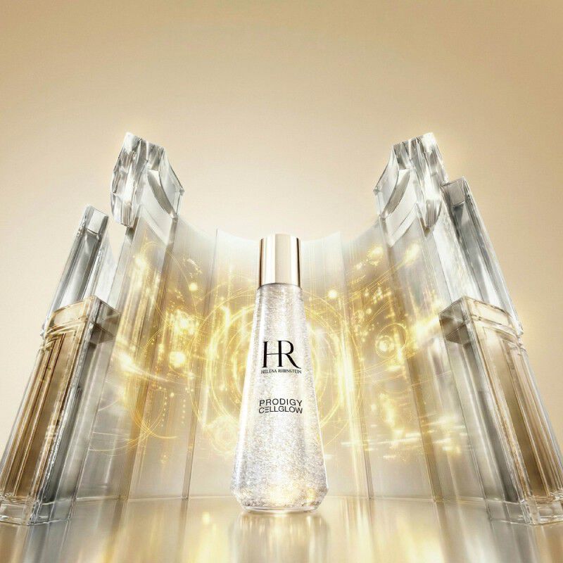 Pots de serum Helena Rubinstein Cellglow sur fond de structures en verre lumineux.​