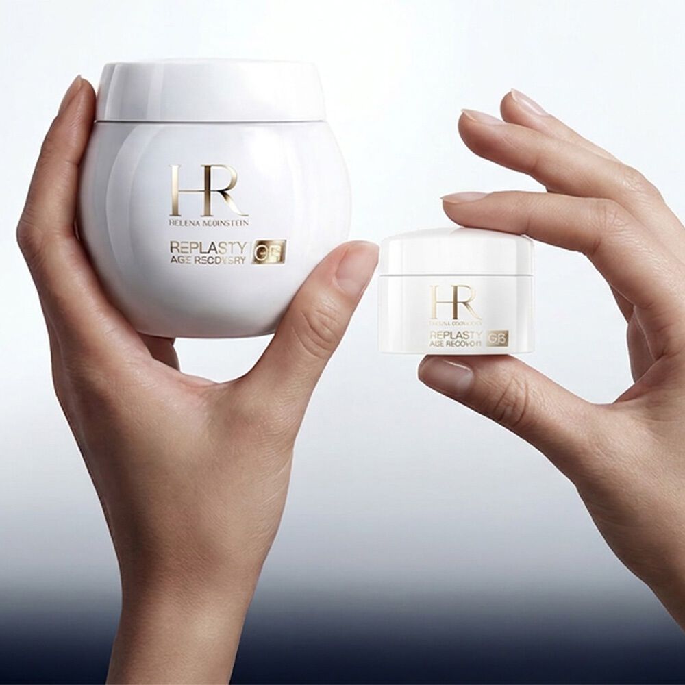 Mains tenant des pots Helena Rubinstein Replasty de deux tailles differentes.​