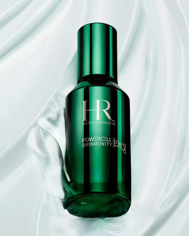 Flacon du serum Powercell Skinmunity [EXO] a la texture soyeuse, mettant en avant sa formule douce adaptee aux peaux sensibles.