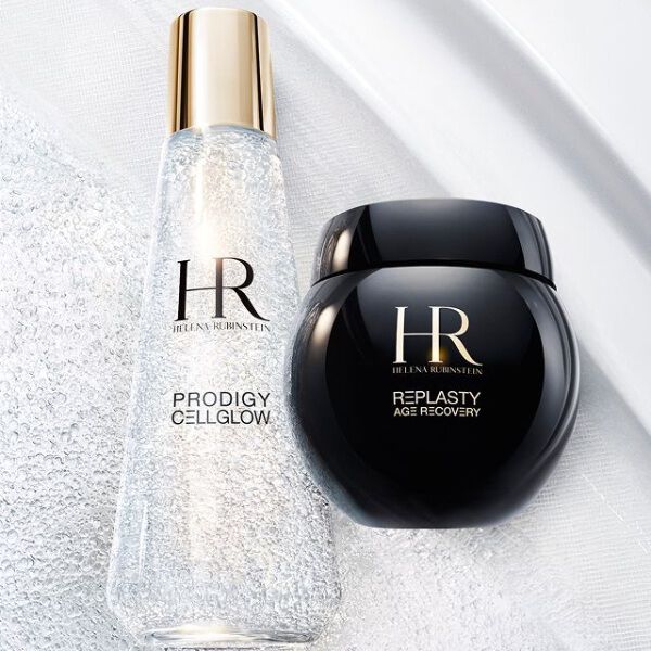 Helena Rubinstein Prodigy Cellglow serumfles (helder, bubbels) en Re-Plasty cremepot (zwart). Geplaatst op een getextureerde en lichtgevende witte achtergrond, wat elegantie en huidverzorgingseffectiviteit symboliseert.