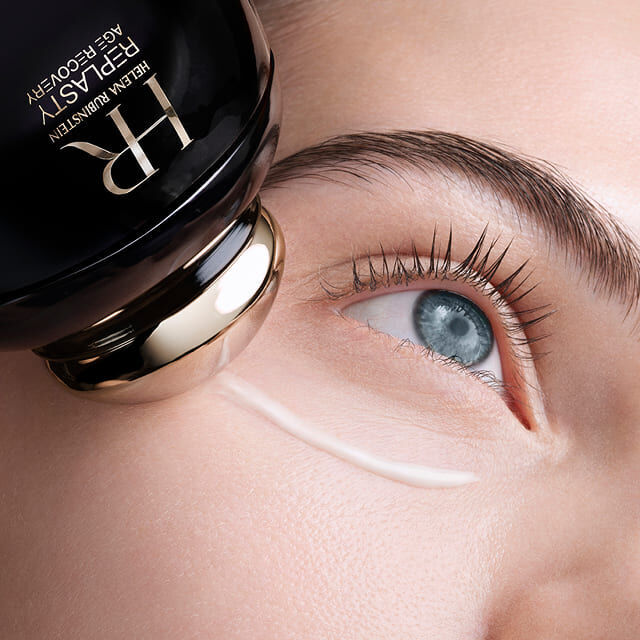 Helena Rubinstein Replasty Eye & Face Contour Concentrate-applicator die creme aanbrengt op de wang van een vrouw.