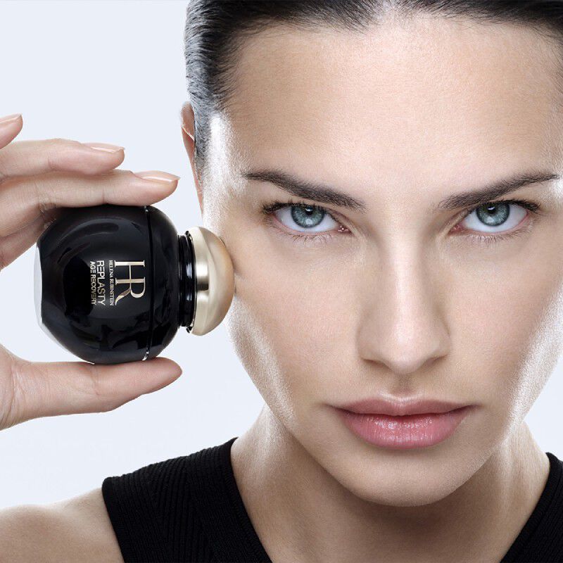 Adriana Lima met de Helena Rubinstein Replasty Age Recovery pot​