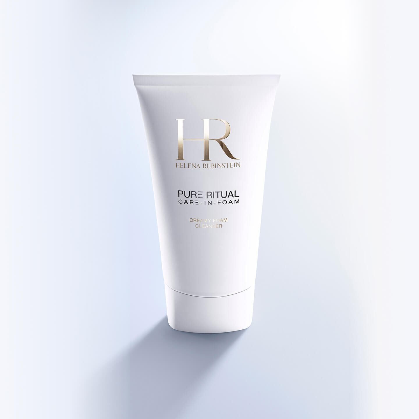 Vooraanzicht van de verpakking van Helena Rubinstein Pure Ritual Care-in-Foam tegen een blauwe achtergrond.