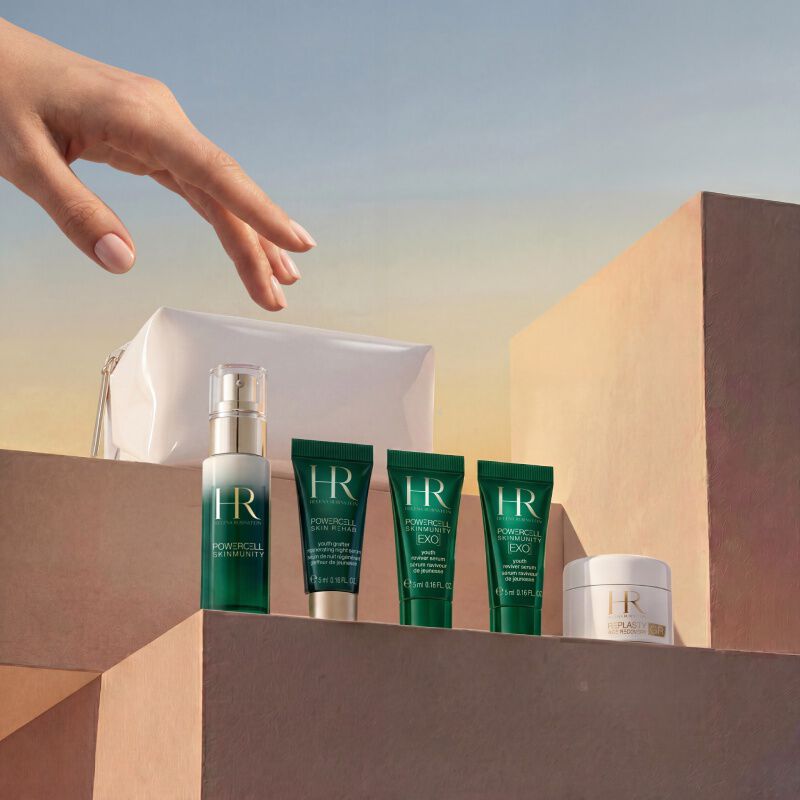 Helena Rubinstein set en wit tasje onder blauweregen.​