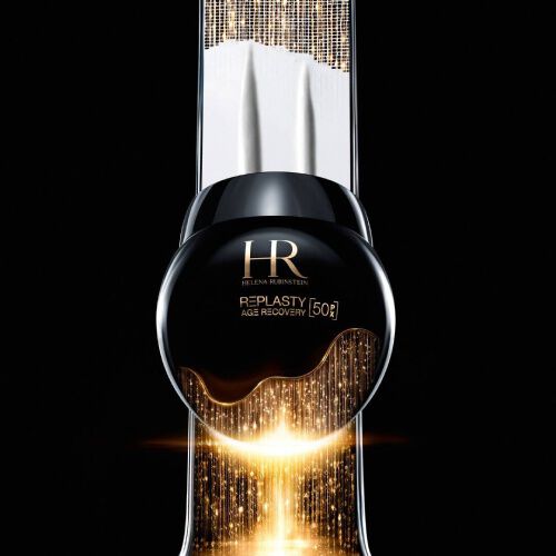Banniere Helena Rubinstein Re-Plasty Age Recovery : pot de creme noir elegant, au centre, avec des reflets dores et des elements liquides ambres en arriere-plan. Ambiance sombre et luxueuse.​