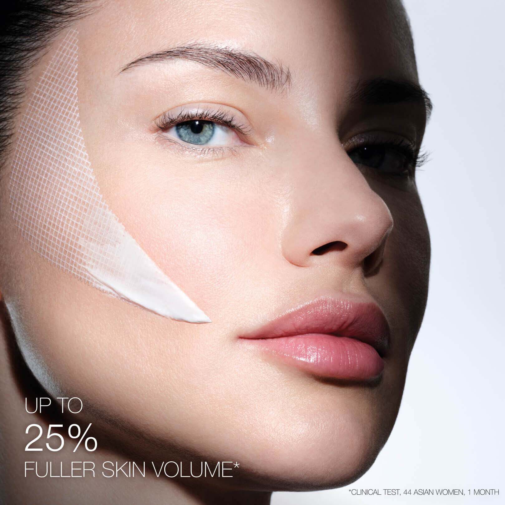 Vrouwelijk gezicht met Helena Rubinstein REPLASTY-creme en innovatieve verbandtextuur op haar wang.