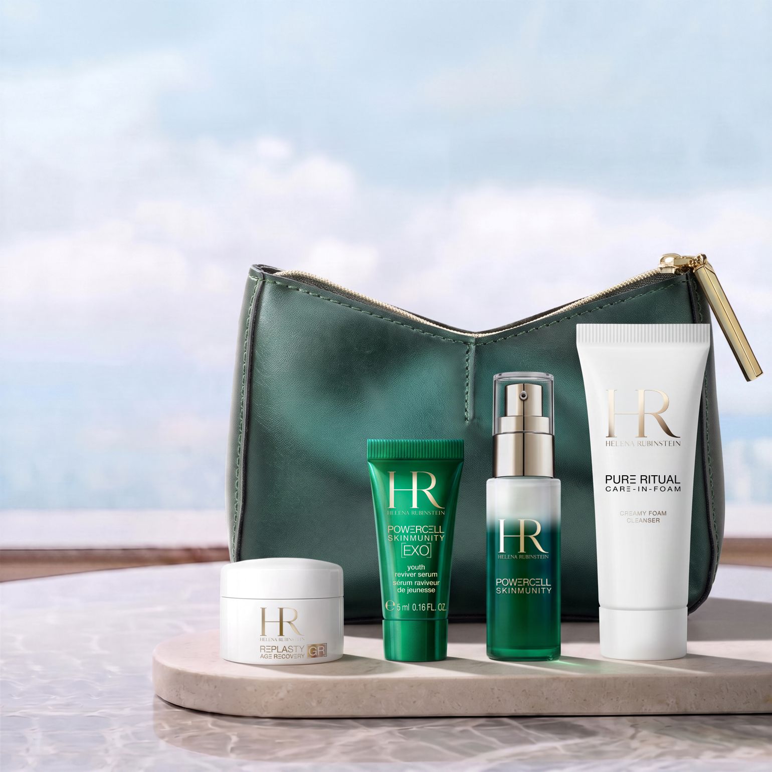 Une trousse de toilette verte Helena Rubinstein posée devant un paysage lumineux, entourée de quatre produits miniatures : une crème Re-Plasty, un mini sérum Powercell [EXO], un sérum Powercell Skinmunity et un nettoyant Pure Ritual.​